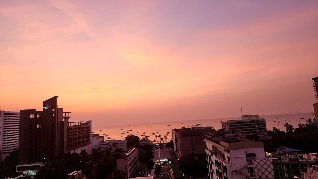 Base Condos Pattaya Esterno foto